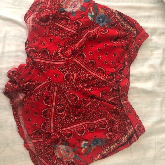 Red pattern shorts - Picture 1 of 3
